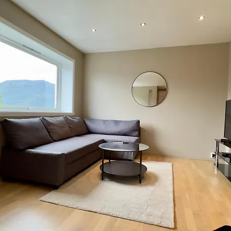 Cozy Nest- Walking Distance To City Center