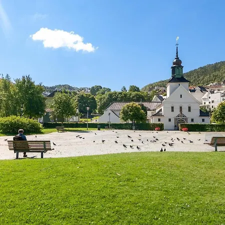 Cozy Nest- Walking Distance To Center Daire Bergen